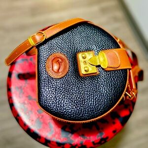 Great condition Dooney and Bourke Crossbody purse snap lock key included